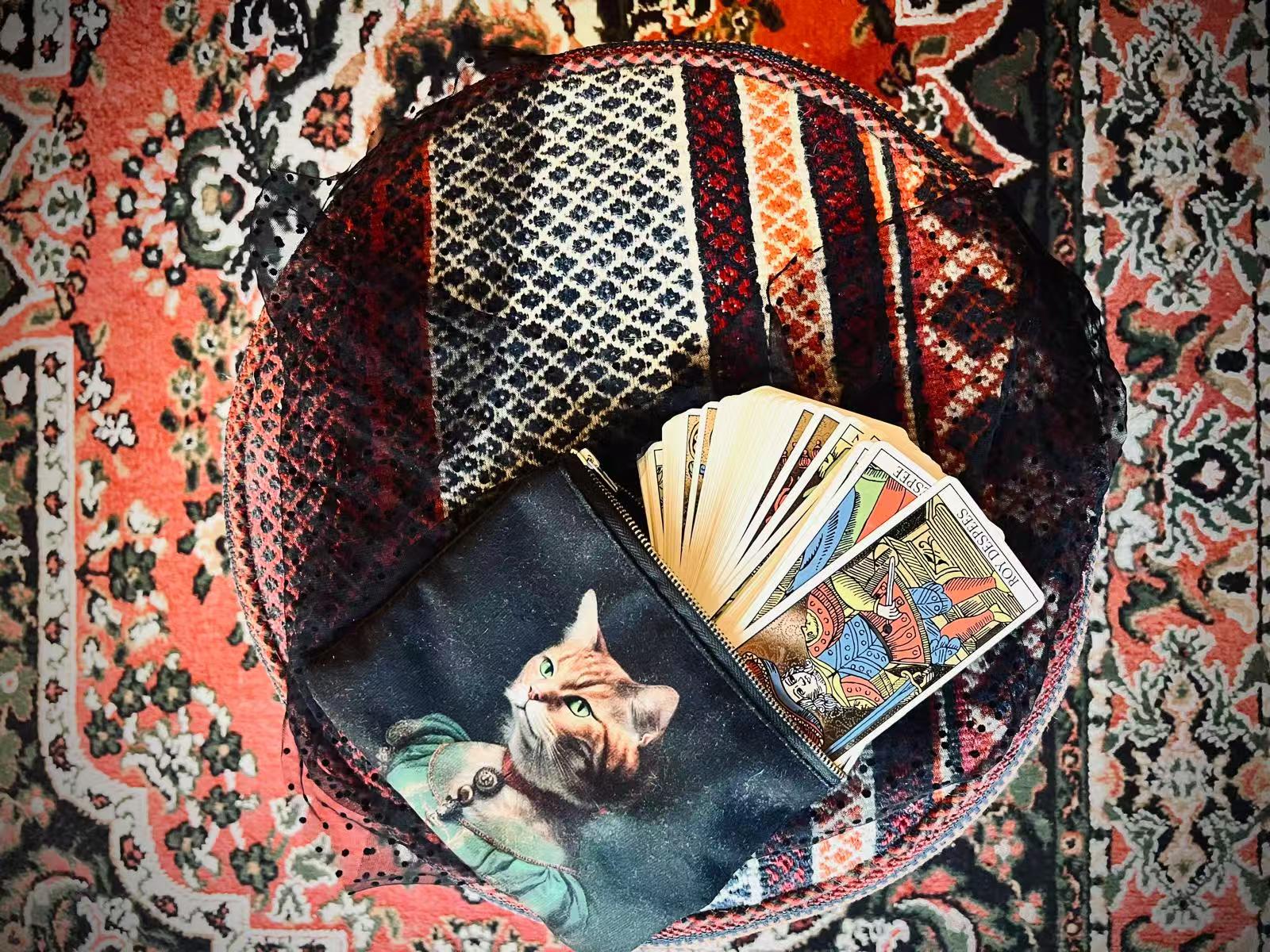 Deck of tarot cards for private tarot readings in real time.